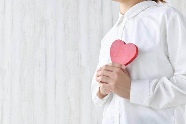 手にハートのオブジェを持つ女性